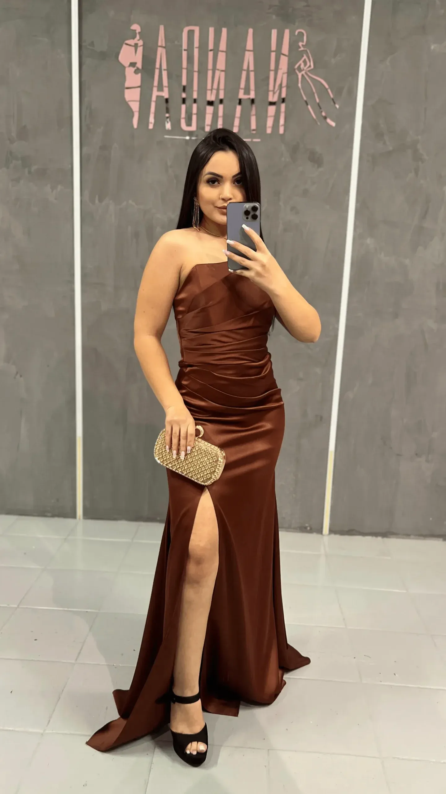 Vestido longo para aluguel na Nanda Dress Suits